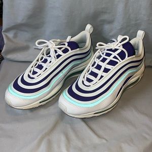 Women’s size 9 Nike air max 270